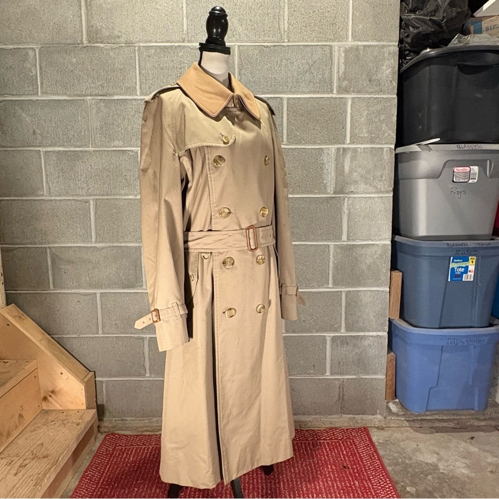 Burberry trench coat. - Picture 3 of 14